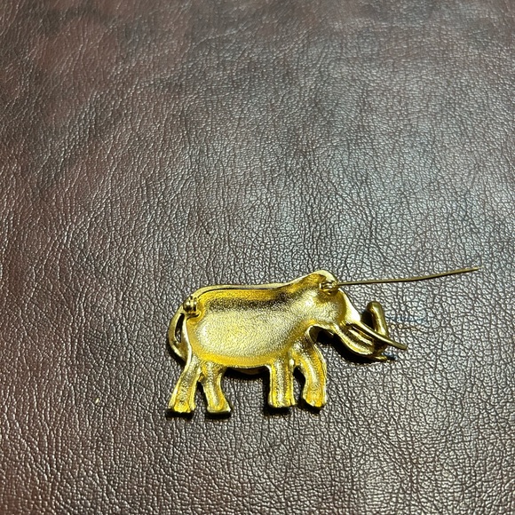 Vintage elephant gold tone brooch/ Vintage Pin Elephant Gold with Rhinestones - Picture 4 of 4